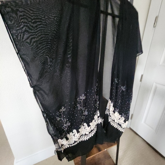Black Wrap with off white design - Picture 1 of 7